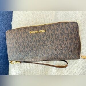 Michael Kors Jet Set Travel Large Logo Quarter-Zip Wallet